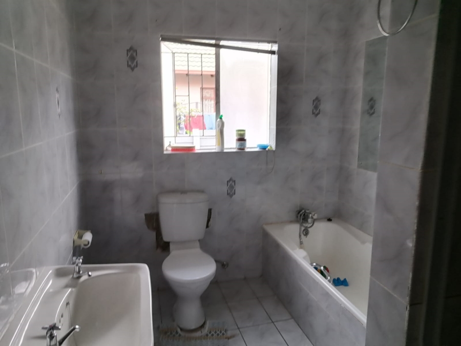 6 Bedroom Property for Sale in Geelhoutpark North West